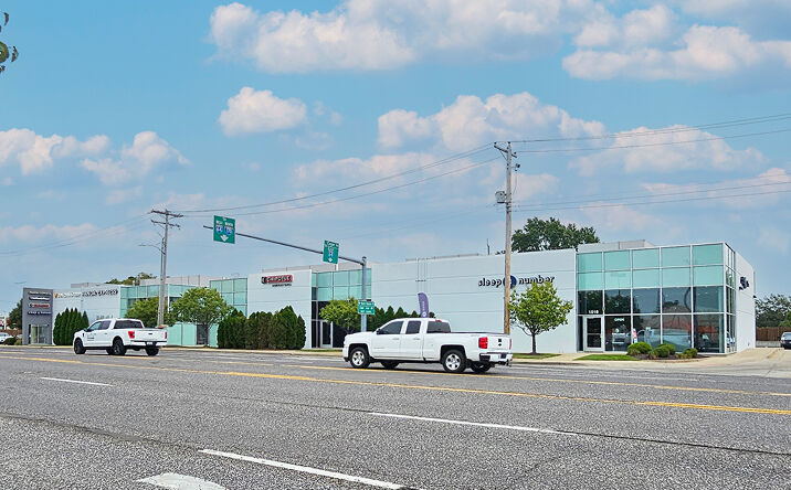 Pictures of Retail property located at 1500 S Hanley Rd, St. Louis, MO 63144 for sales - image #1