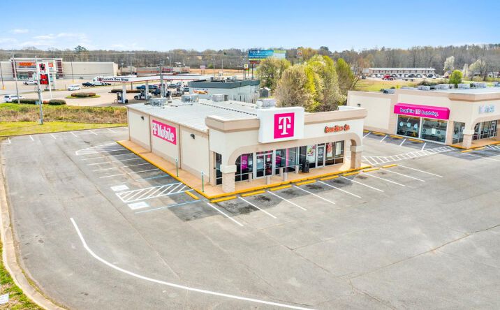 Pictures of Retail property located at 2113 S Harper Rd, Corinth, MS 38834 for lease - image #1