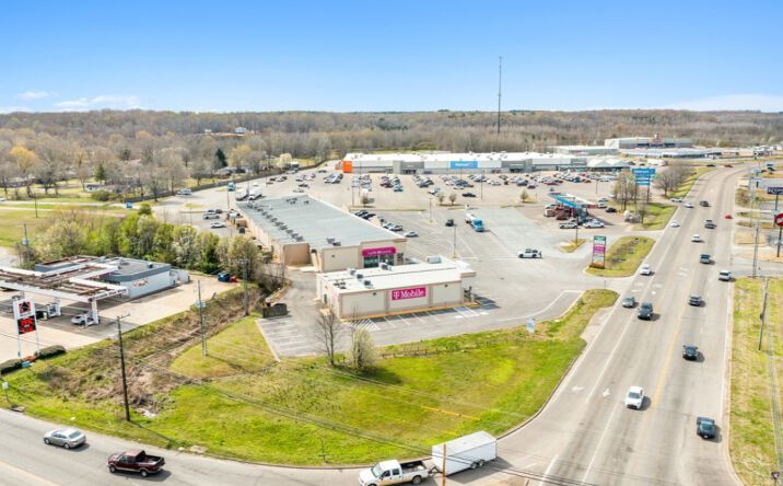 Pictures of Retail property located at 2113 S Harper Rd, Corinth, MS 38834 for lease - image #1