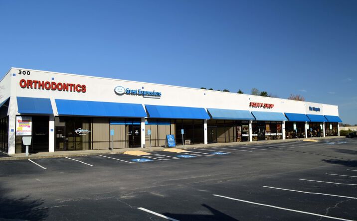 Pictures of Retail, Office, Restaurant property located at 300 Pearl Nix Pkwy, Gainesville, GA 30501 for lease - image #1