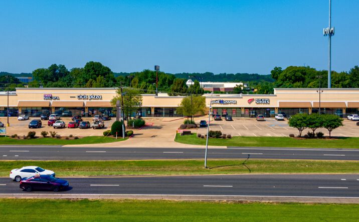 Pictures of Retail property located at 6550 Youree Dr, Shreveport, LA 71105 for lease - image #1