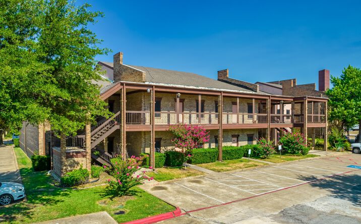 Pictures of Office property located at 350 Oaks Trail, Garland, TX 75043 for lease - image \#1