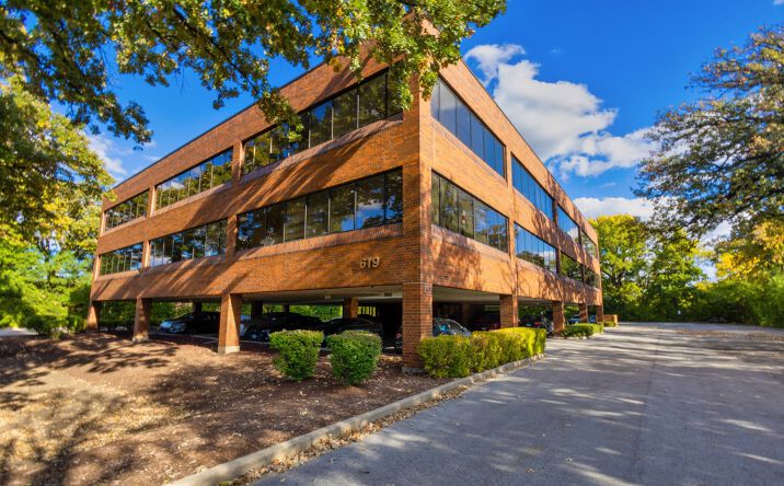 Pictures of Office property located at 619 Enterprise Dr, Oak Brook, IL 60523 for lease - image #1