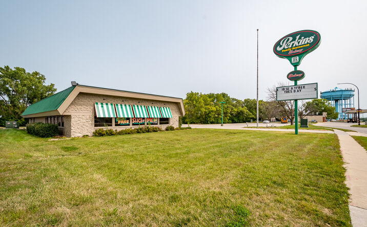 Pictures of Retail property located at 3280 University Ave, Waterloo, IA 50701 for lease - image #1