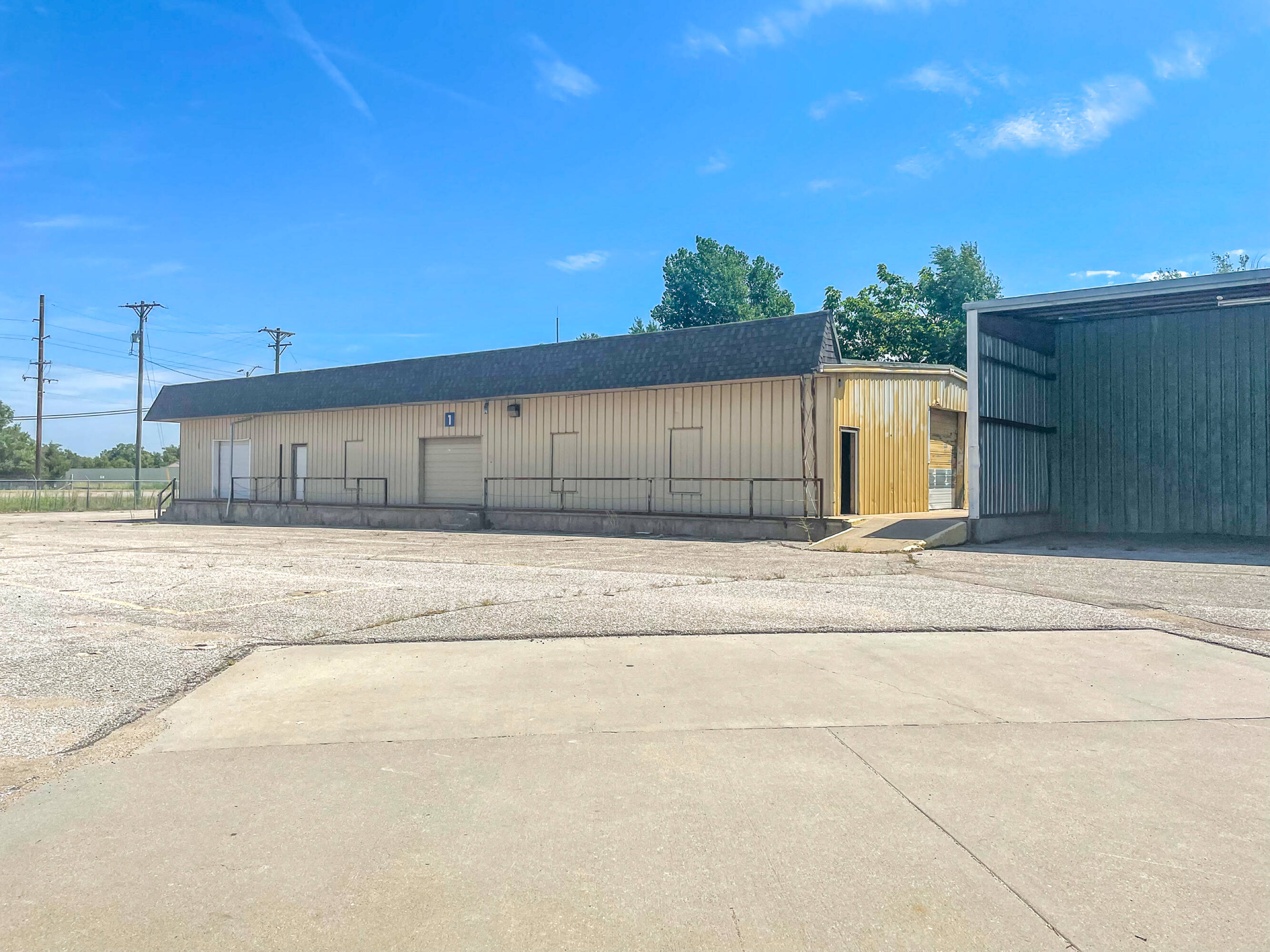 125 W MacArthur Rd, Wichita, KS 67217 | Crexi.com