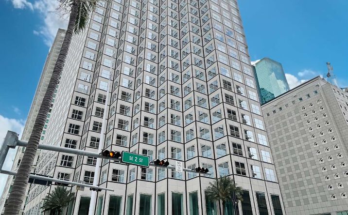 Pictures of Retail, Restaurant property located at 200 S Biscayne Blvd, Miami, FL 33131 for lease - image #1