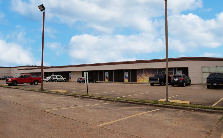 Pictures of Retail property located at 1020 Shreveport Barksdale Highway, Shreveport, LA 71105 for lease - image #1