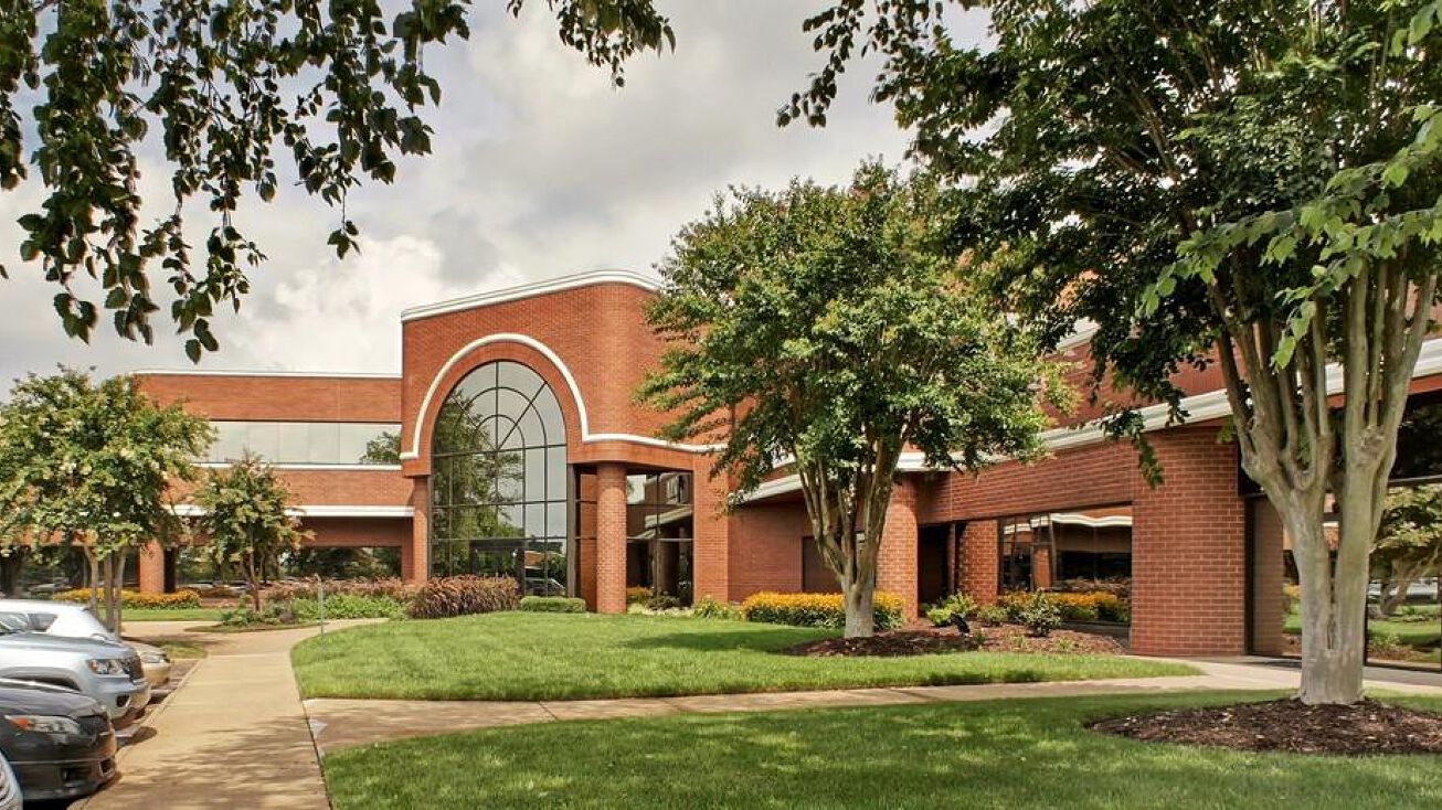 816 Greenbrier Cir, Chesapeake, VA 23320