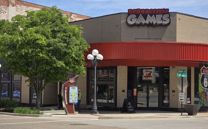 Pictures of Retail, Office, Restaurant property located at 305 N Main St, Bloomington, IL 61701 for lease - image #1