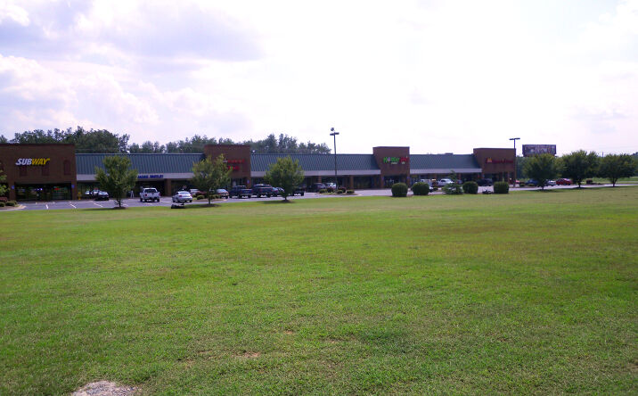 Pictures of Retail property located at 4993 Russell Pkwy, Warner Robins, GA 31088 for lease - image #1