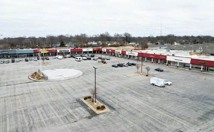 Pictures of Retail property located at 6527-6599 N Oak Trafficway, Gladstone, MO 64118 for lease - image #1