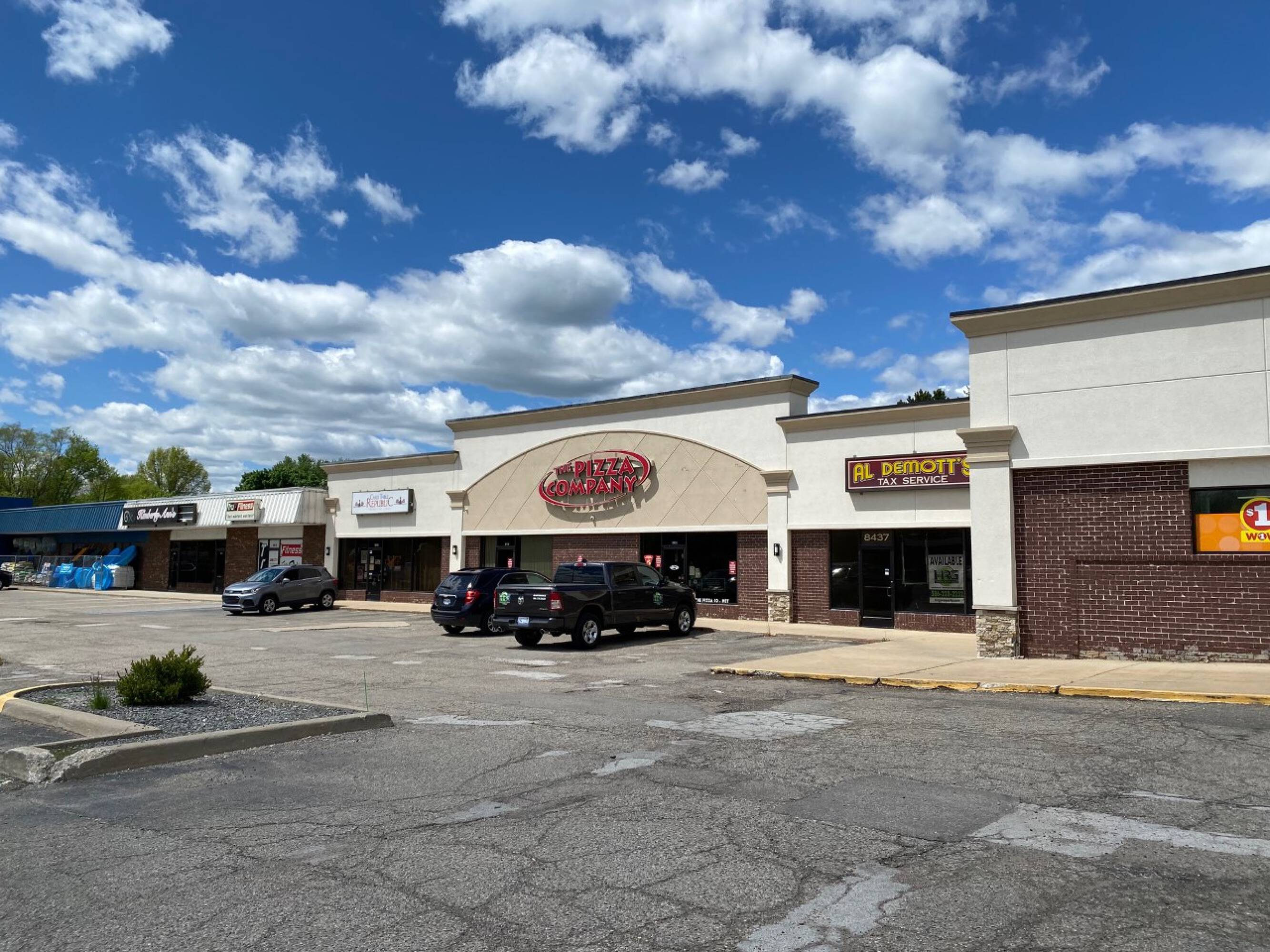 8477 Davison Rd, Davison, MI 48423