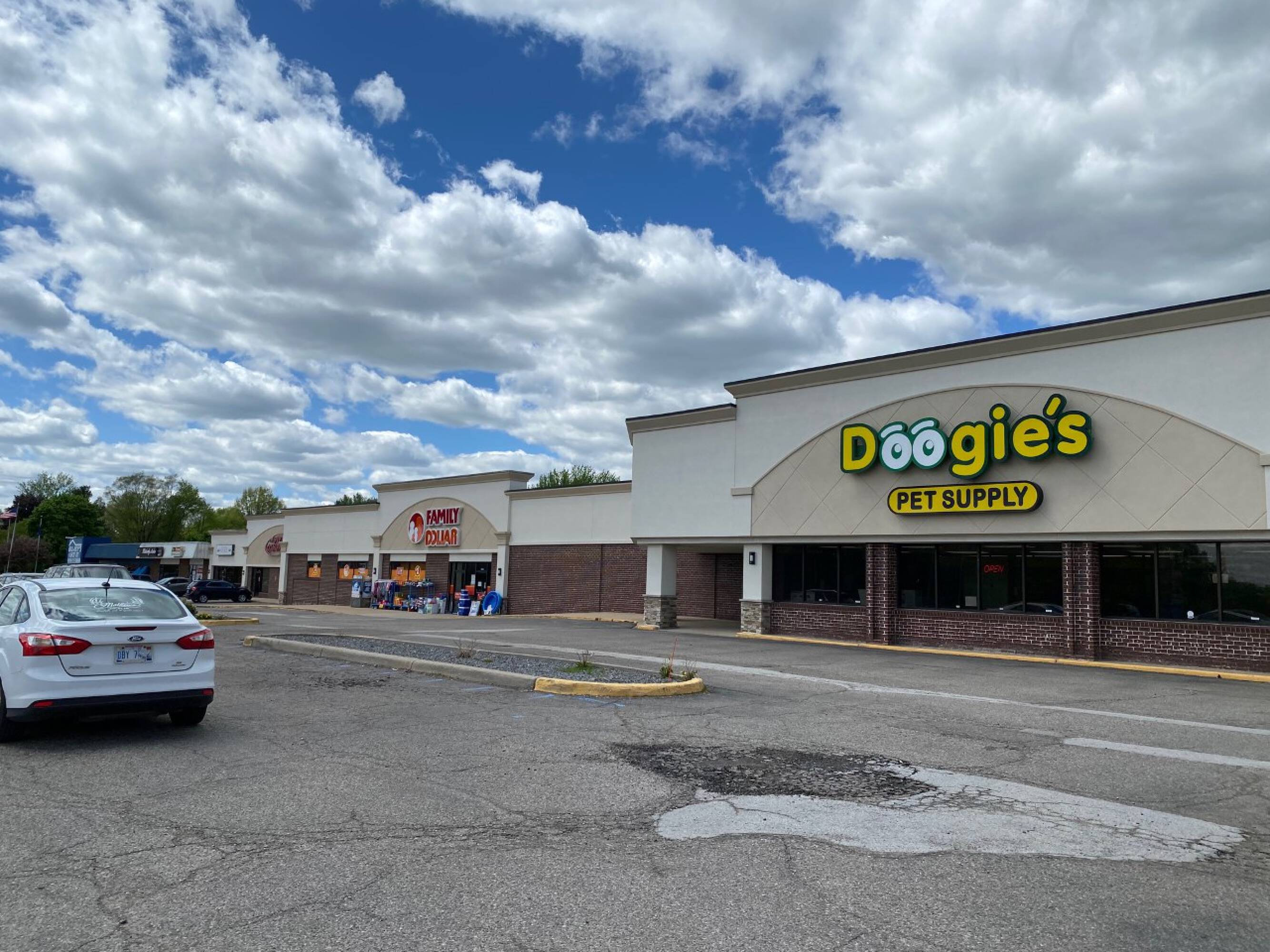 8477 Davison Rd, Davison, MI 48423