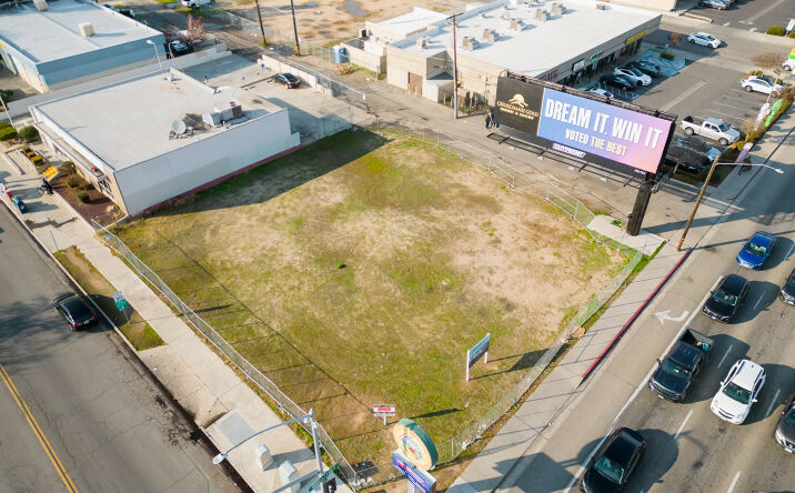 Pictures of Retail property located at 7315 N Blackstone Ave, Fresno, CA 93650 for lease - image #1