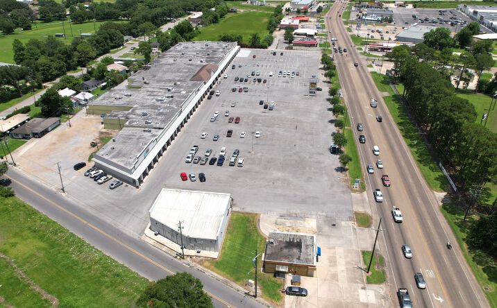 Pictures of Retail, Office, Restaurant property located at 627 E Admiral Doyle Dr, New Iberia, LA 70560 for lease - image #1