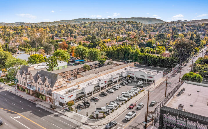 Pictures of Retail property located at 19458 Ventura Blvd, Los Angeles, CA 91356 for lease - image #1