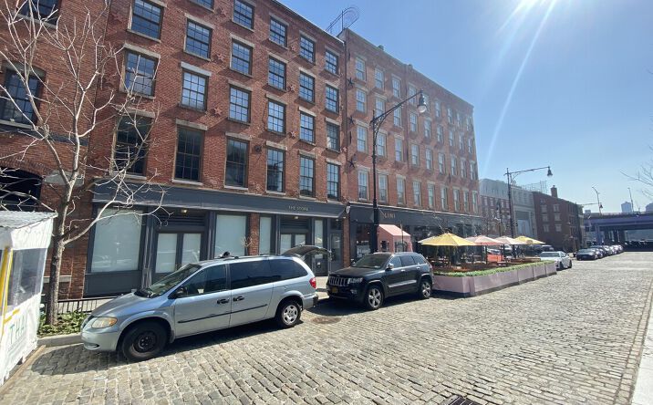 Pictures of Restaurant property located at 23 Peck Slip, New York, NY 10038 for lease - image #1