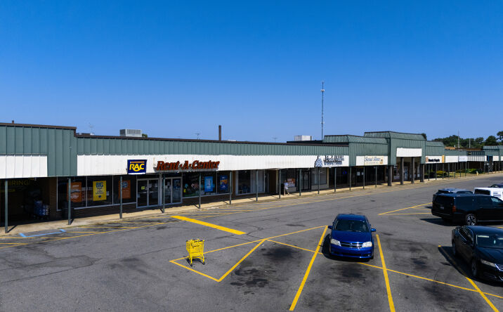 Pictures of Retail property located at 1421 S 1st St, Union City, TN 38261 for lease - image #1