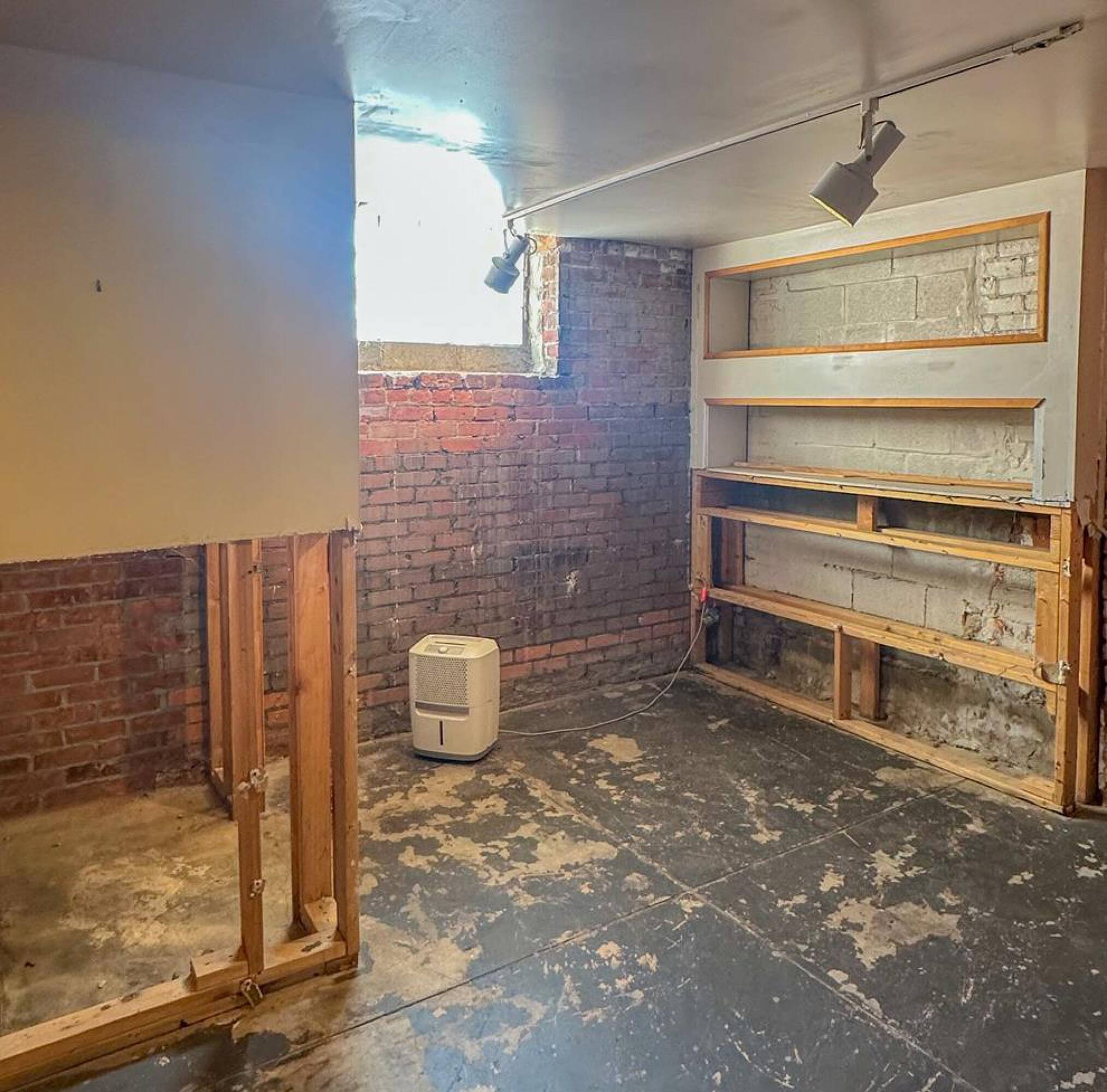 323 Erskine St, Detroit, MI 48201