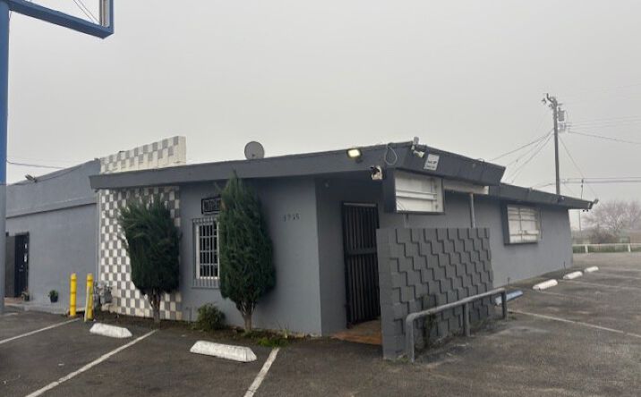 Pictures of Retail property located at 3795 Niles St, Bakersfield, CA 93306 for lease - image #1