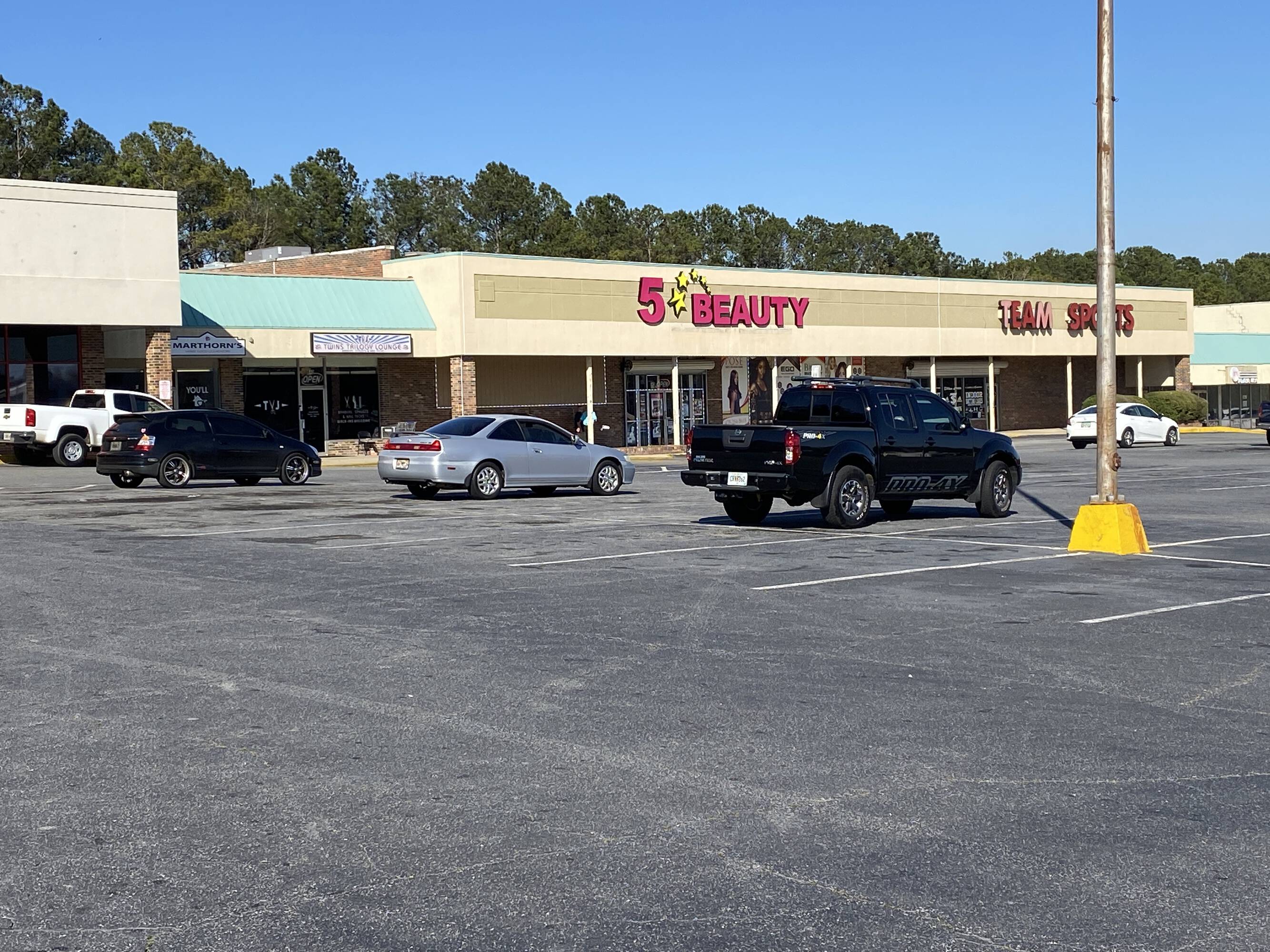 636 Shurling Dr, Macon, GA 31211