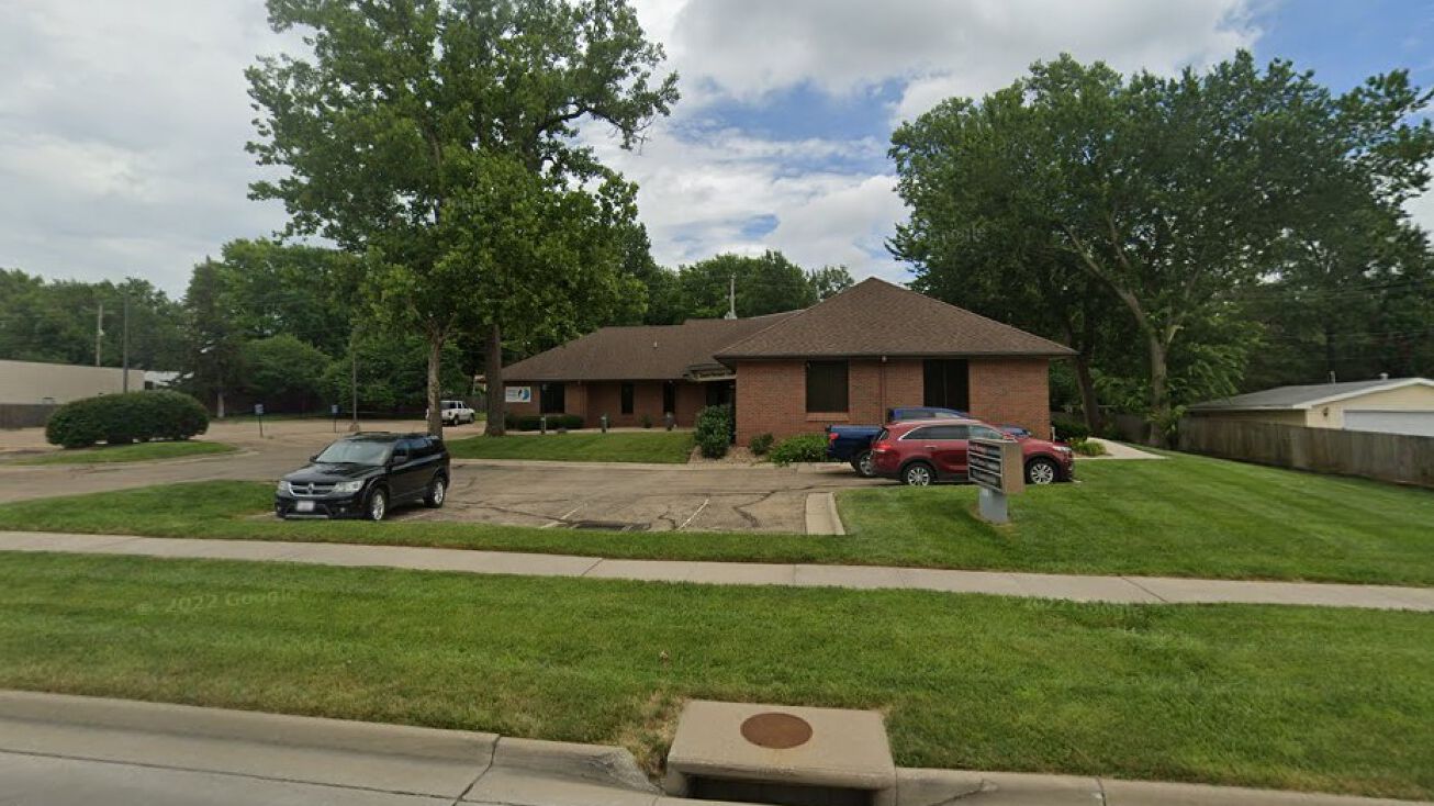 1020 SW Fairlawn Rd, Topeka, KS 66604