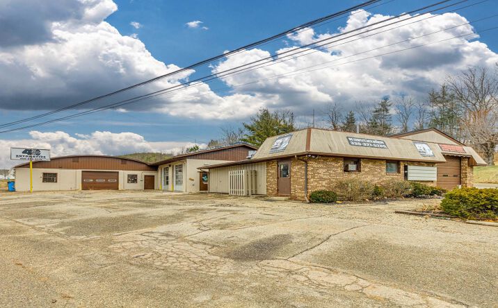 Pictures of Retail property located at 4090 Erie Ave NW, Massillon, OH 44647 for lease - image #1