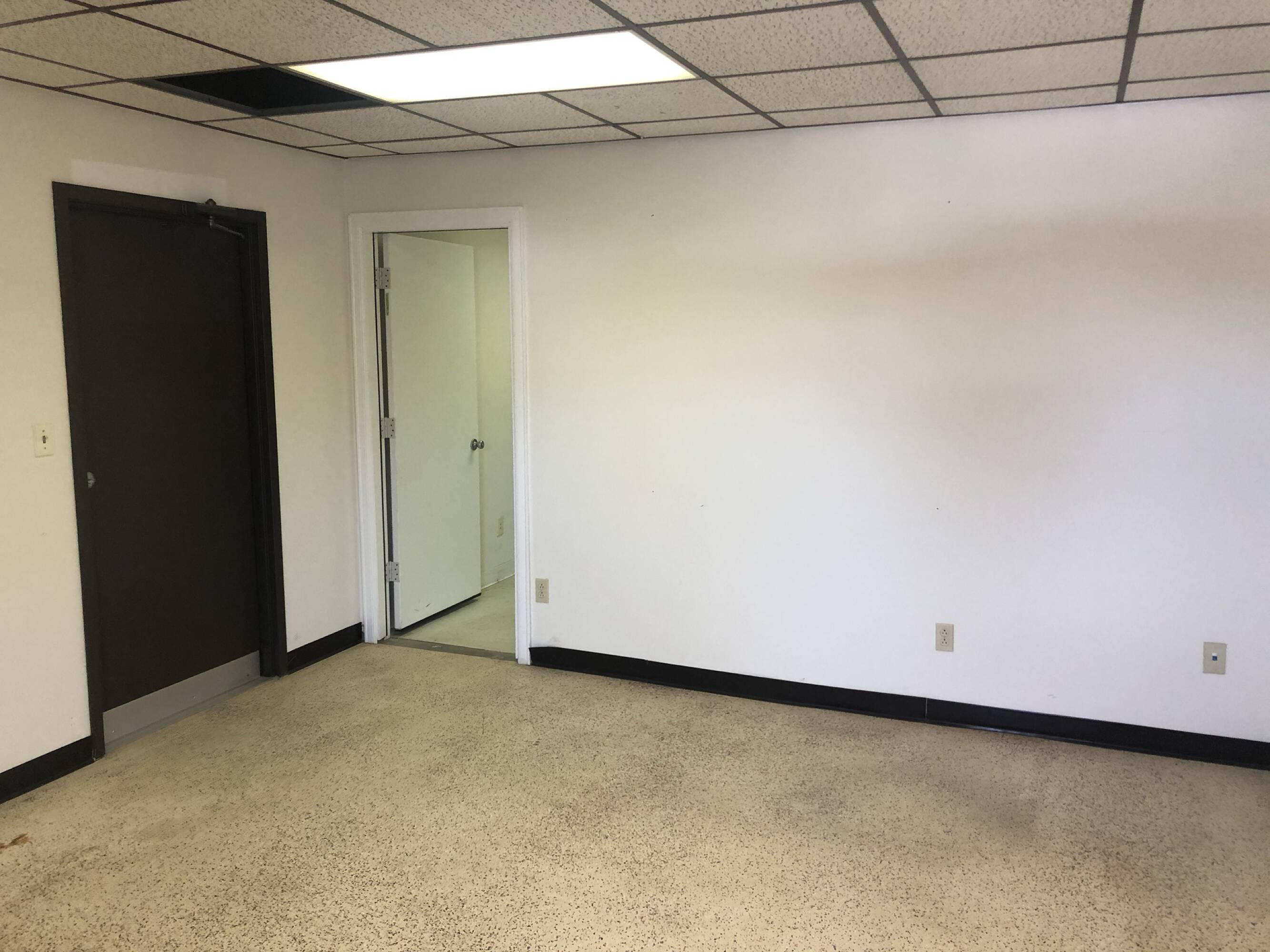 33 Flax Mill Rd, Branford, CT 06405