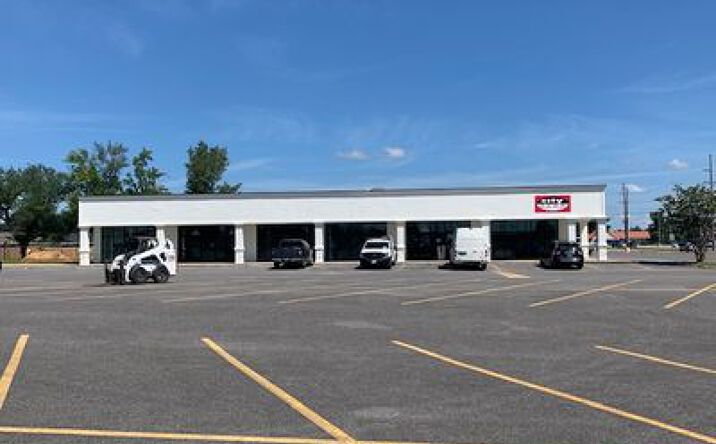 Pictures of Retail property located at 3202 Gerstner Memorial Dr, Lake Charles, LA 70601 for lease - image #1