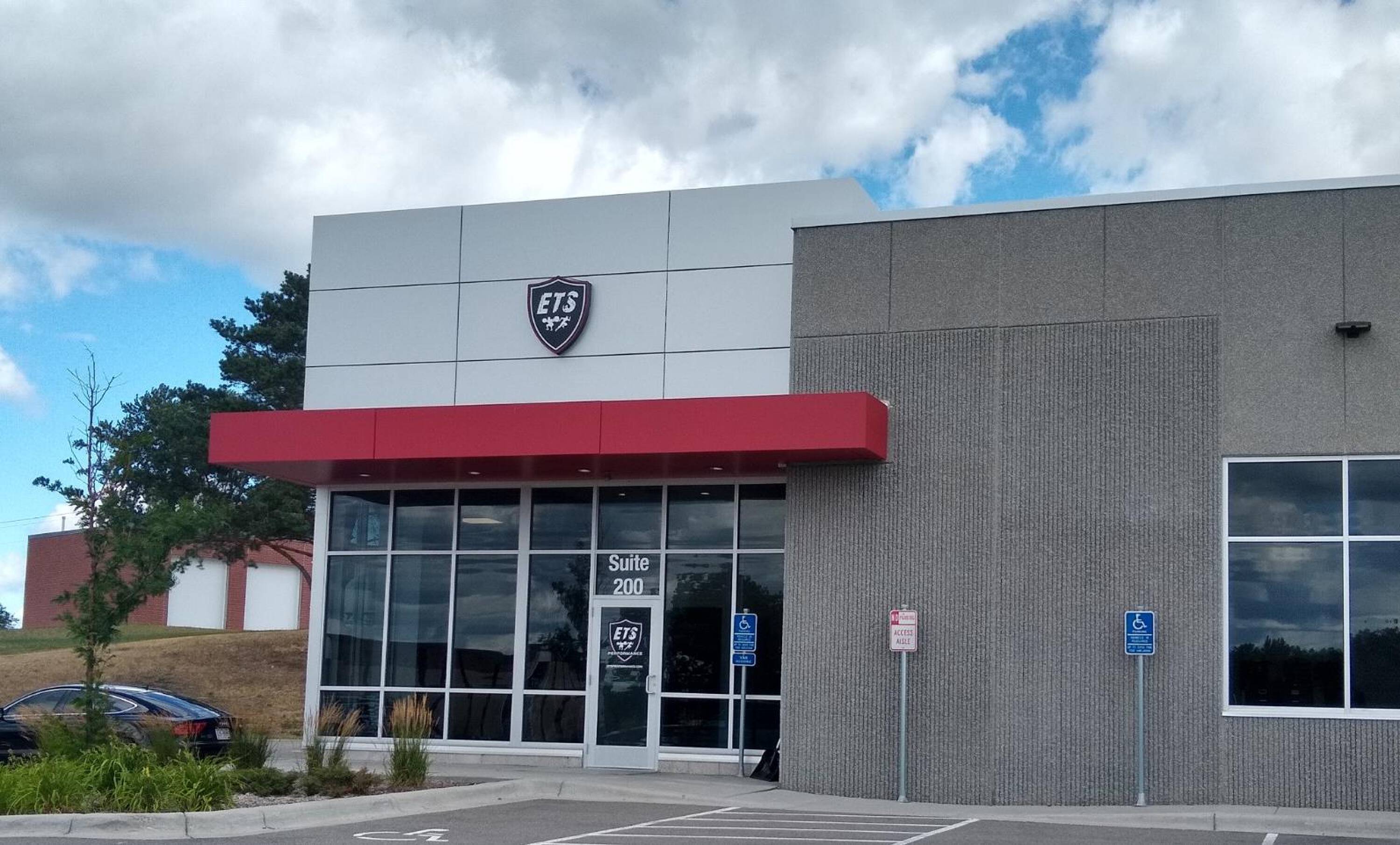 2080 Wooddale Dr, Woodbury, MN 55125