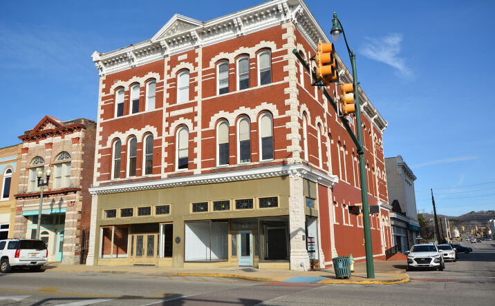 Pictures of Restaurant, Special Purpose, Retail property located at 1001 Noble St, Anniston, AL 36201 for lease - image #1