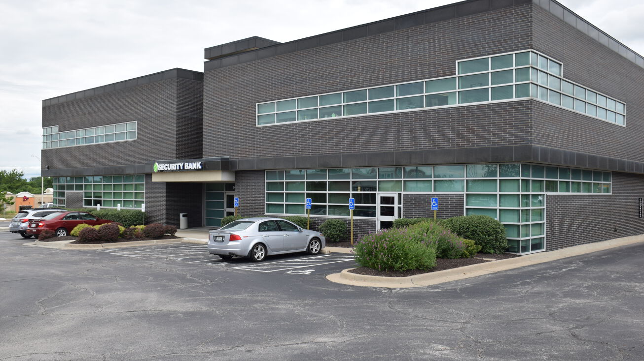 Pictures of Retail property located at 9601 NE Barry Rd, Kansas City