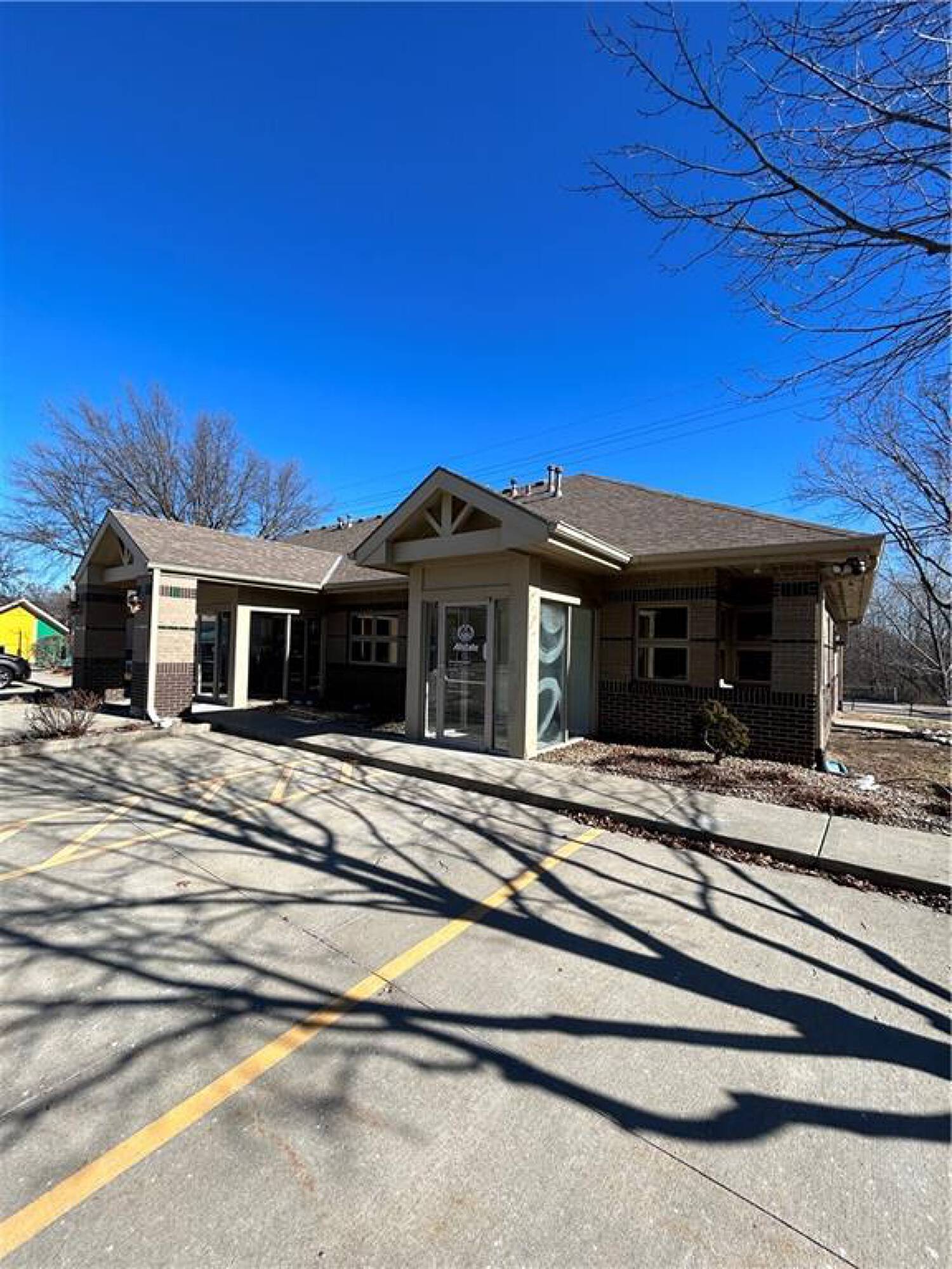 8612 N Oak Trafficway, Kansas City, MO 64155