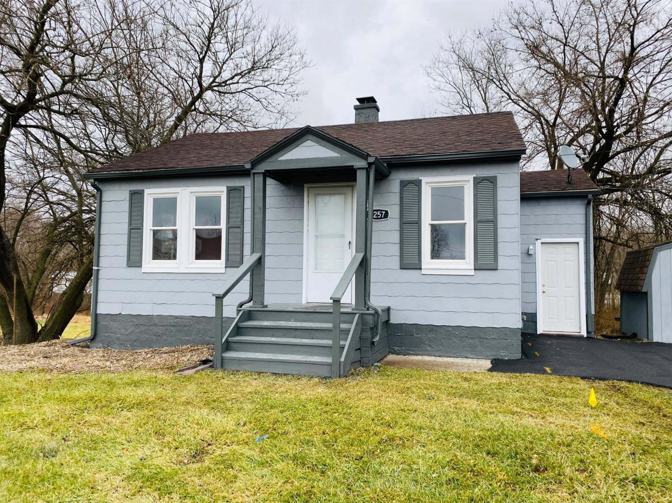 1257 Horse Prairie Ave, Valparaiso, IN 46385