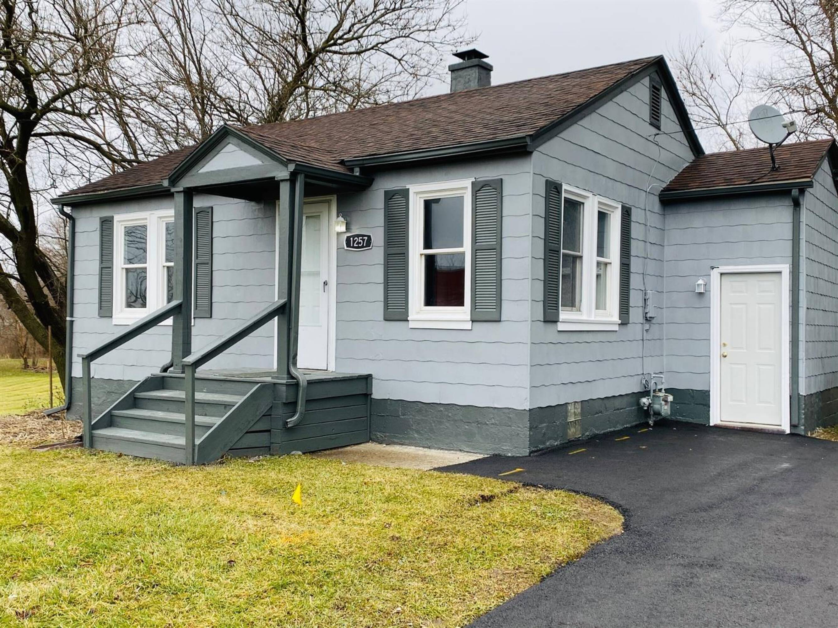 1257 Horse Prairie Ave, Valparaiso, IN 46385