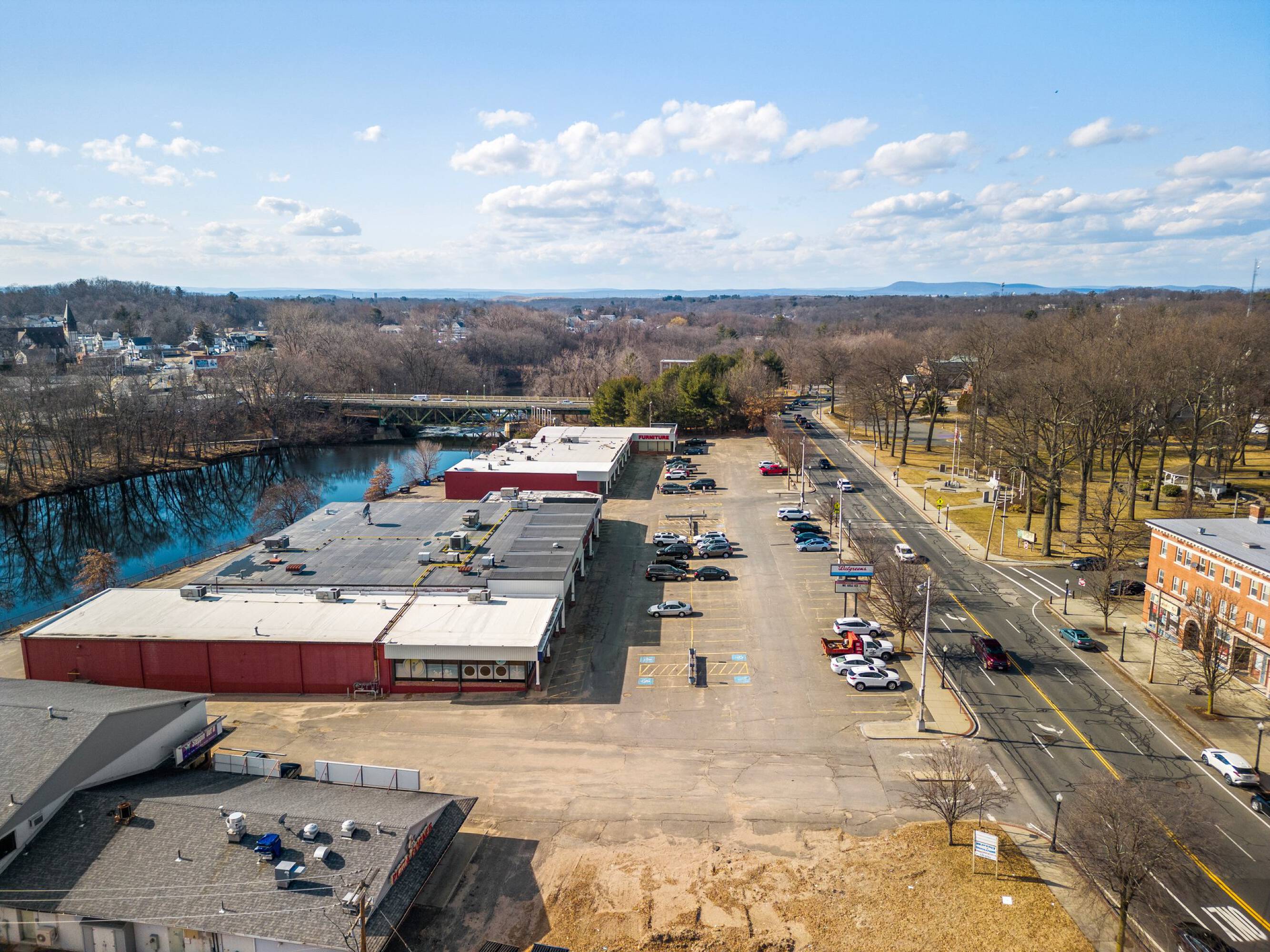 52 East St, Ludlow, MA 01056