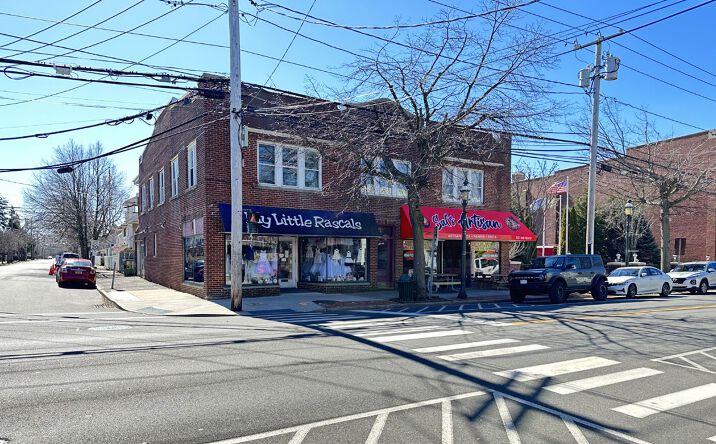 Pictures of Retail property located at 454 Main St, Islip, NY 11751 for sales - image #1
