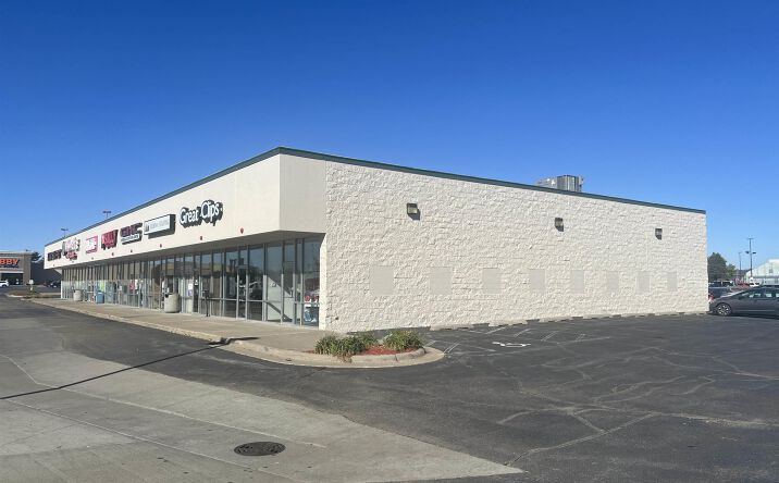 Pictures of Office, Retail property located at 2418 VIRGINIA Avenue #7, Clinton, IA 52732 for lease - image #1