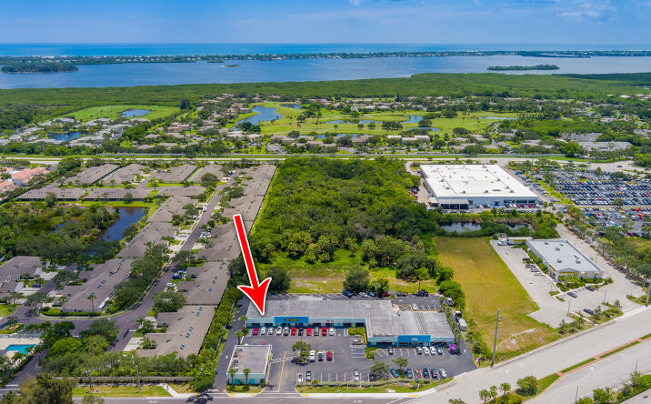 Pictures of Retail, Office, Restaurant property located at 600 6th Ave, Vero Beach, FL 32962 for lease - image #1