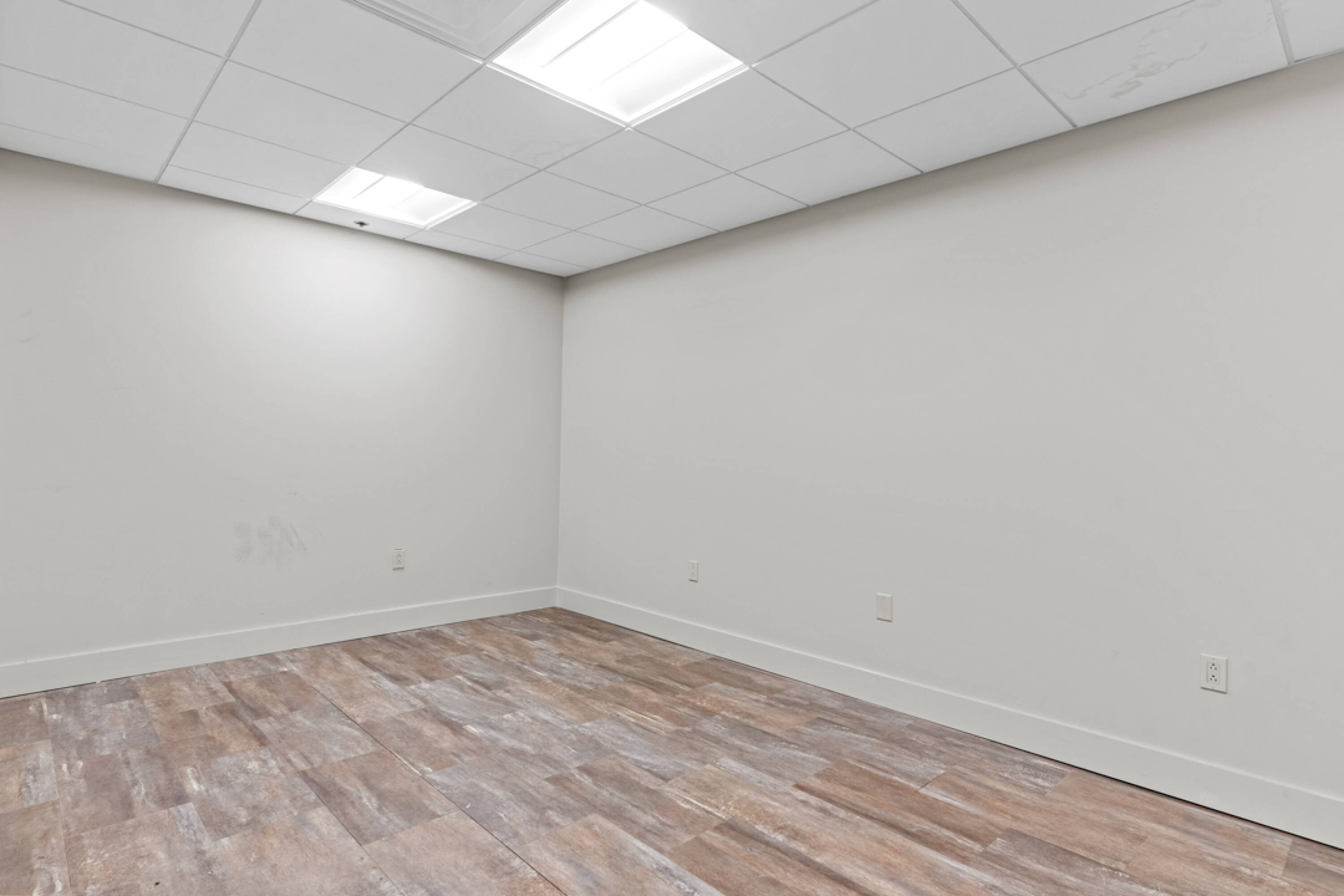 586 Lewiston Junction Rd, Auburn, ME 04210