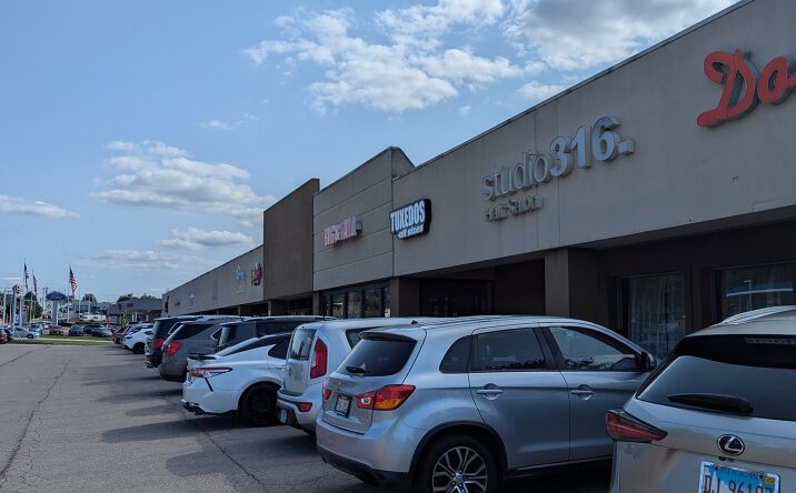Pictures of Retail, Office property located at 300 N Alpine Rd, Rockford, IL 61107 for lease - image #1