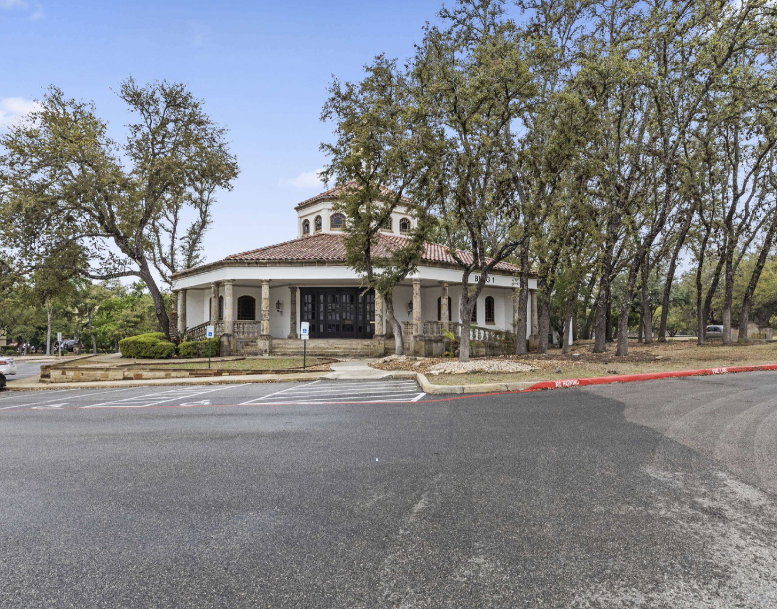 10 Dominion Dr, San Antonio, TX 78257