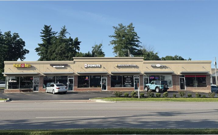 Pictures of Retail property located at 11760 Manchester Rd, Des Peres, MO 63131 for lease - image #1