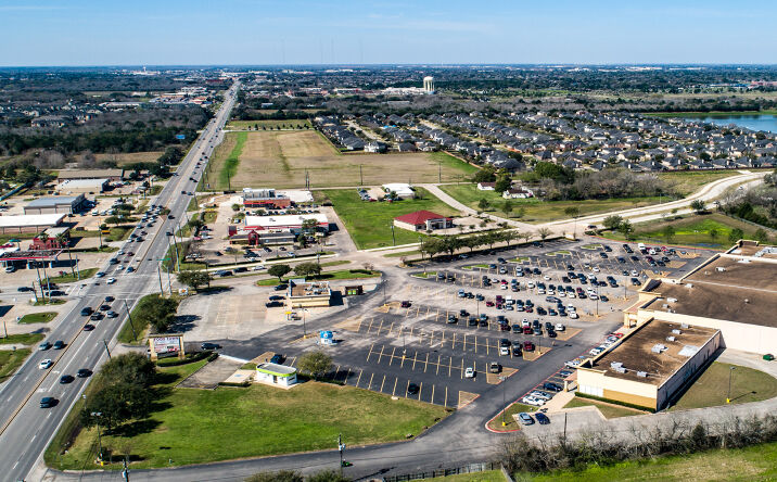Pictures of Retail property located at 7121 W Broadway St, Pearland, TX 77581 for lease - image #1