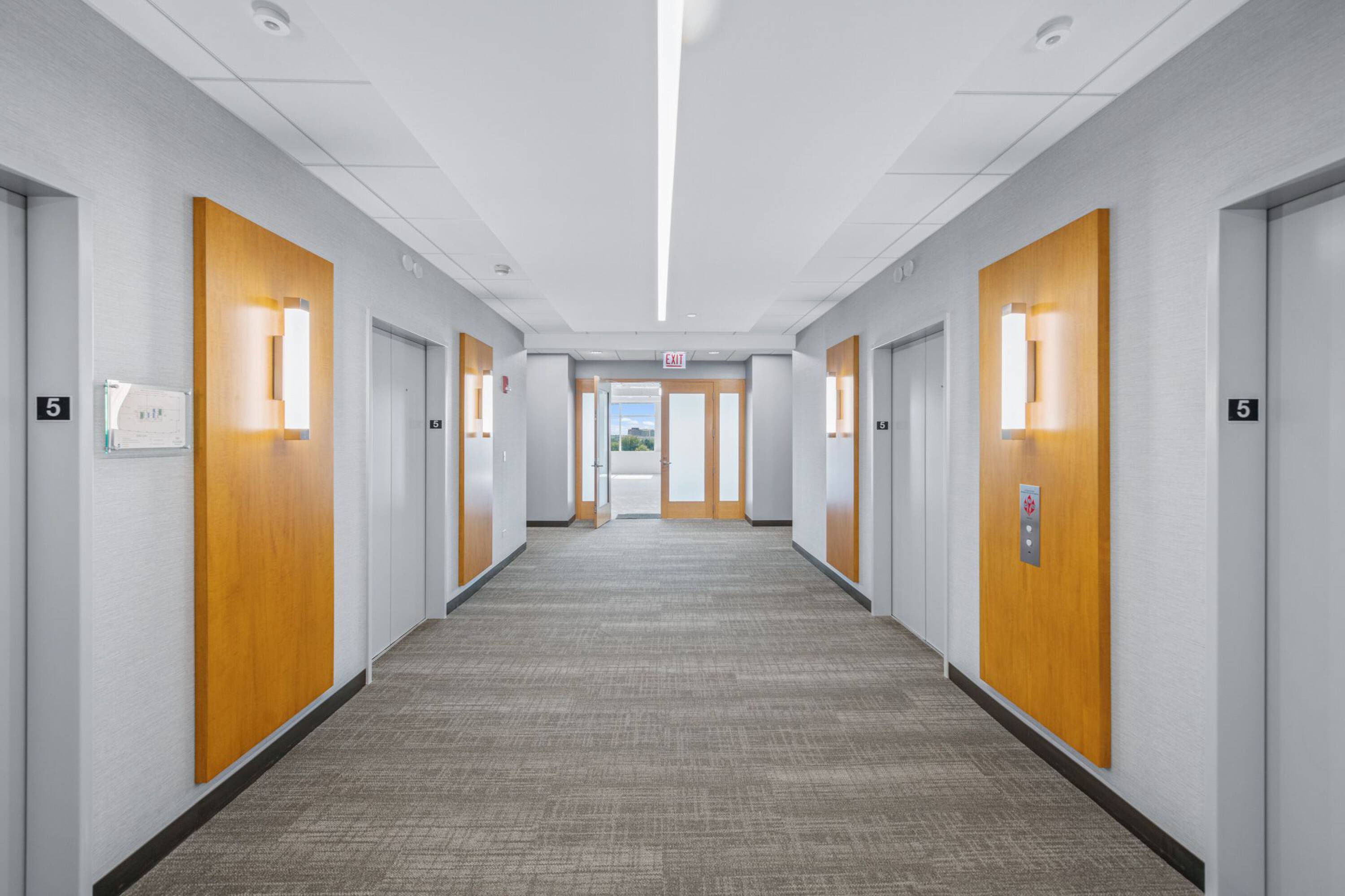 9550 W Higgins Rd, Rosemont, IL 60018