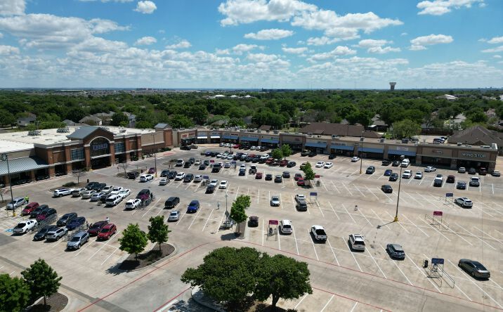 Pictures of Retail property located at 1060 N. Main St., Euless, TX 76039 for lease - image #1