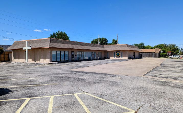 Pictures of Retail, Office, Special Purpose property located at 4704 NW Motif Manor Blvd, Lawton, OK 73505 for lease - image #1
