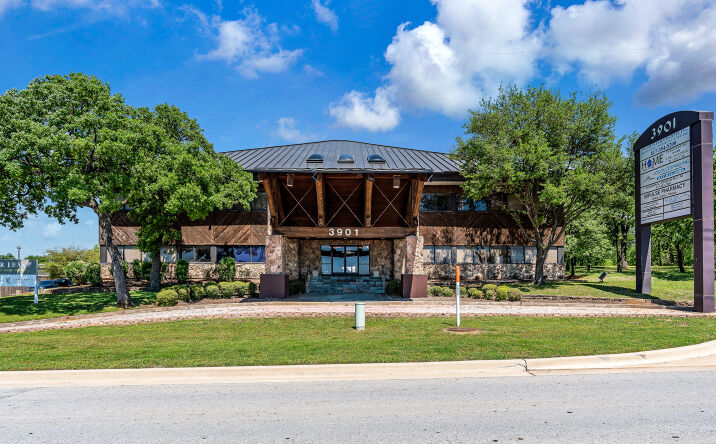 Pictures of Office property located at 3901 Airport Fwy., Bedford, TX 76021 for lease - image #1