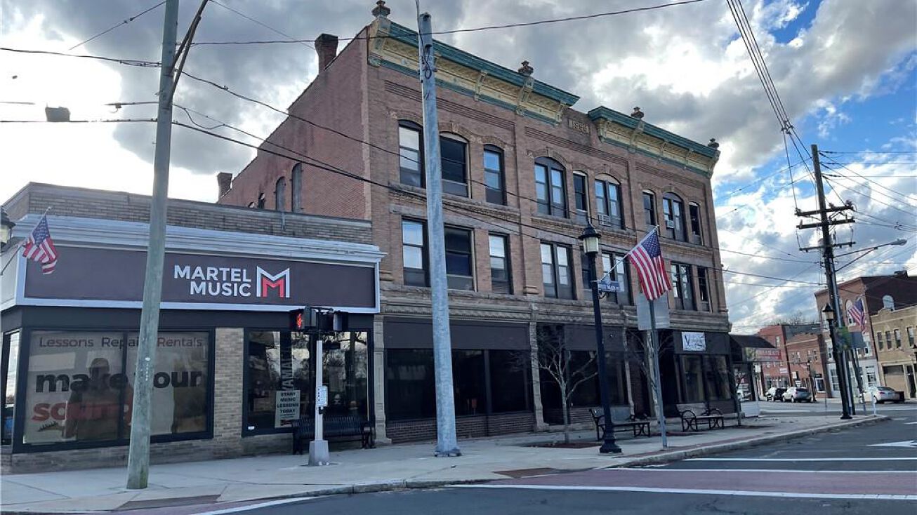 10 W Main St, Plainville, CT 06062