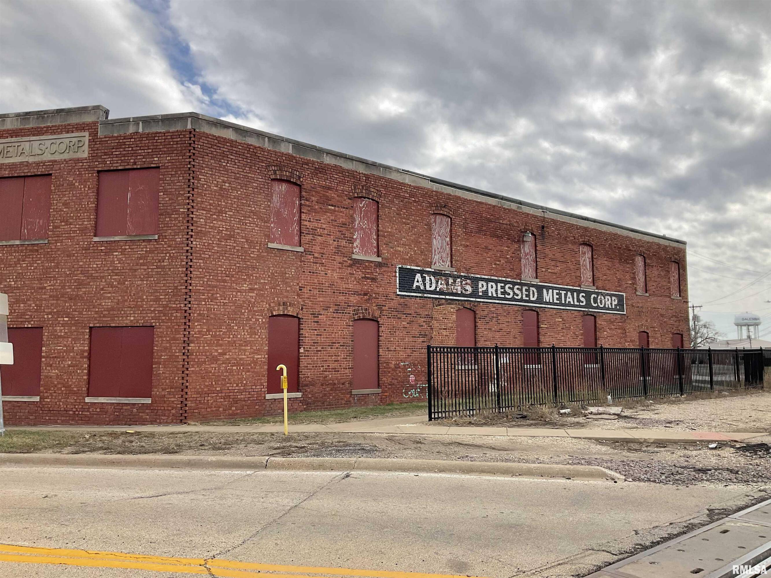 524 MULBERRY Street, Galesburg, IL 61401